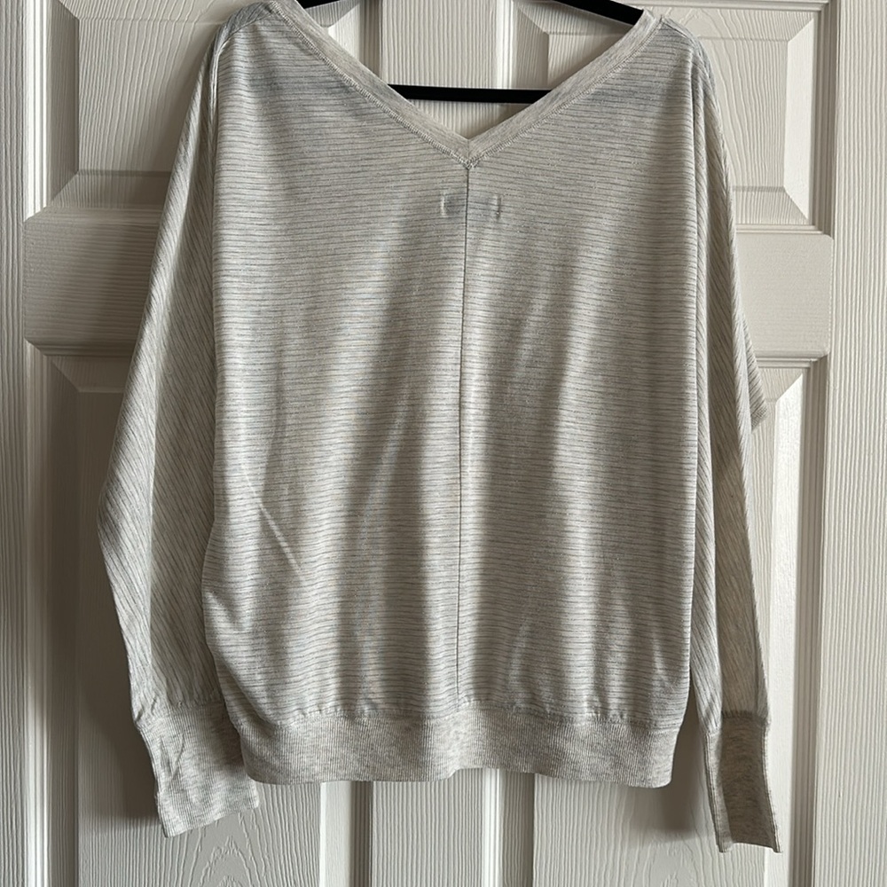 3/$15 AMERICAN EAGLE LONG SLEEVE FRONT/BACK V-SHIRT TOP RIB CUFFS/WAIST CREAM - Picture 5 of 8